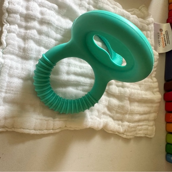 Lovevery teether and teething rag - Picture 5 of 5